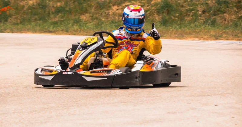 Quel équipement de protection est obligatoire pour rouler en karting ?